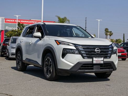 Used 2024 Nissan Rogue SV AWD/4WD image 2