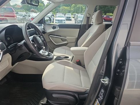 Used 2023 Kia Soul LX w/ LX Technology Package FWD image 9