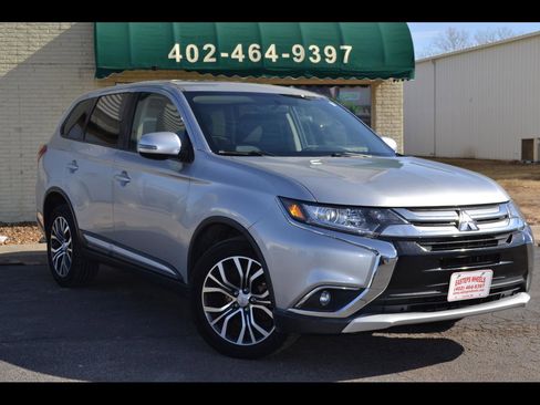 Used 2018 Mitsubishi Outlander SE image 1