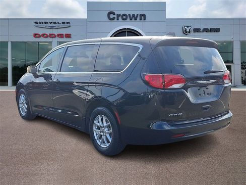 Used 2022 Chrysler Voyager LX image 4