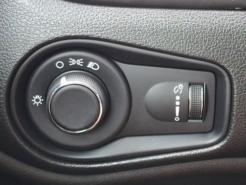 Used 2021 Jeep Renegade Sport image 25