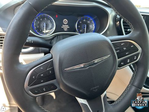 Used 2024 Chrysler Pacifica Touring-L FWD image 9