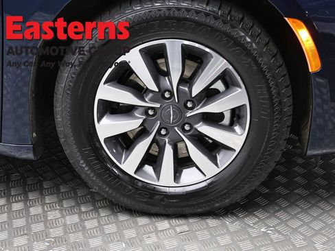 Used 2023 Chrysler Pacifica Touring-L FWD image 32