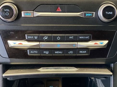 Used 2020 Ford Explorer XLT w/ Equipment Group 202A AWD/4WD image 21