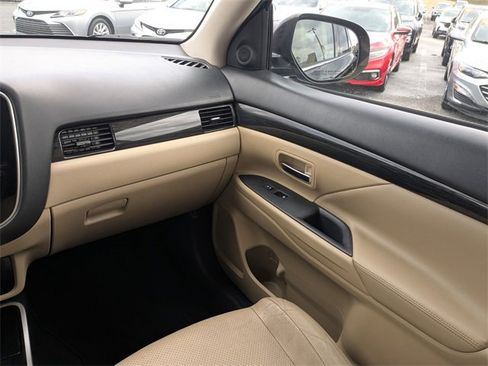 Used 2018 Mitsubishi Outlander SEL image 16