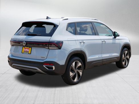 Used 2025 Volkswagen Taos SE w/ Panoramic Sunroof Package AWD/4WD image 7