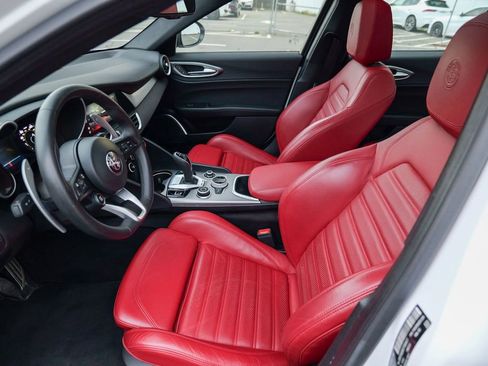 Used 2023 Alfa Romeo Giulia Veloce AWD/4WD image 22