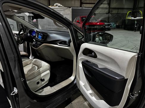 Used 2017 Chrysler Pacifica Touring-L Plus w/ Advanced Safetytec Group image 21