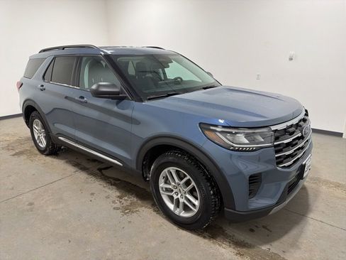 Used 2025 Ford Explorer Active image 3