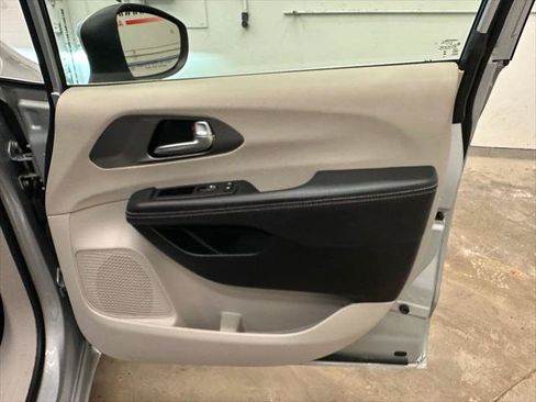 Certified 2023 Chrysler Pacifica Touring-L FWD image 28