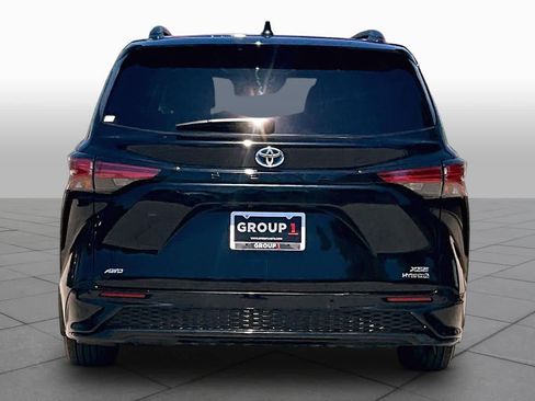 Used 2024 Toyota Sienna XSE w/ XSE Plus Package AWD/4WD image 5