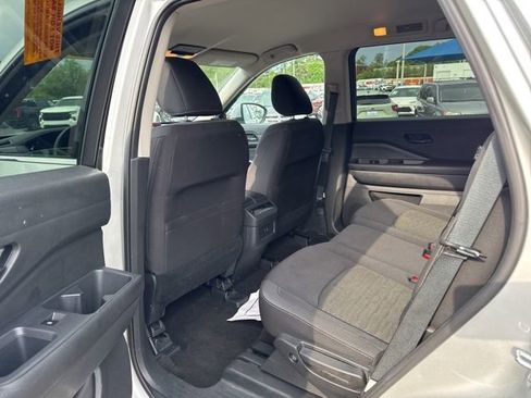 Used 2025 Nissan Pathfinder SV FWD image 7