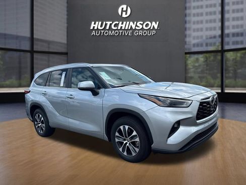 Used 2023 Toyota Highlander XLE FWD image 1