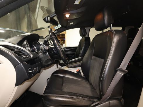 Used 2019 Dodge Grand Caravan SXT FWD image 12