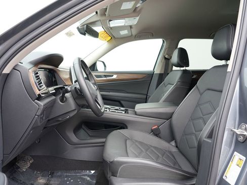 Used 2025 Volkswagen Atlas SE image 14