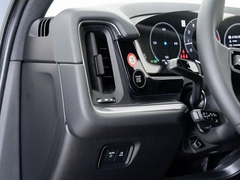 Used 2025 Porsche Cayenne image 11