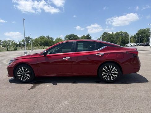 Used 2024 Nissan Altima 2.5 SV FWD image 12