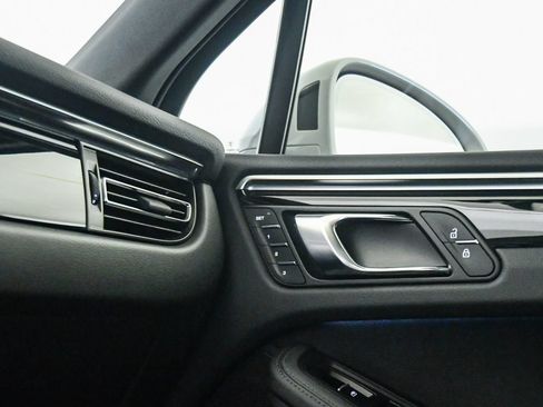 Used 2024 Porsche Macan AWD/4WD image 23
