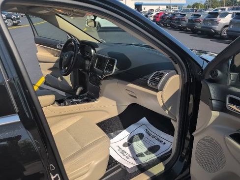 Used 2021 Jeep Grand Cherokee Laredo AWD/4WD image 29