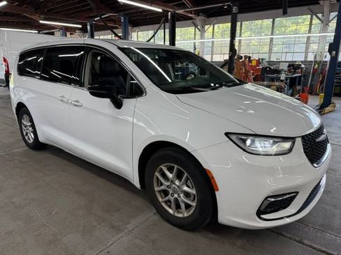 Used 2024 Chrysler Pacifica Touring-L FWD image 5