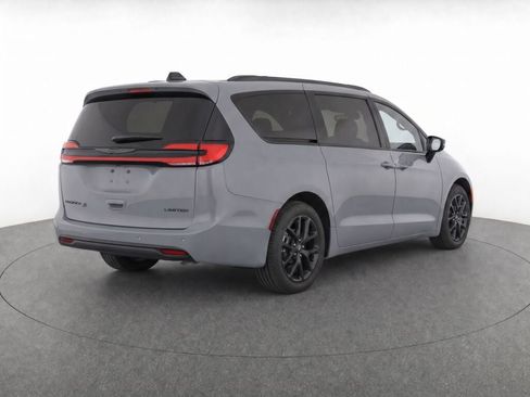 Used 2025 Chrysler Pacifica Limited FWD image 4