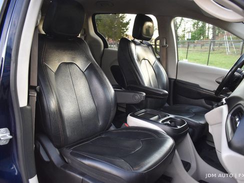 Used 2020 Chrysler Pacifica Touring-L FWD image 11