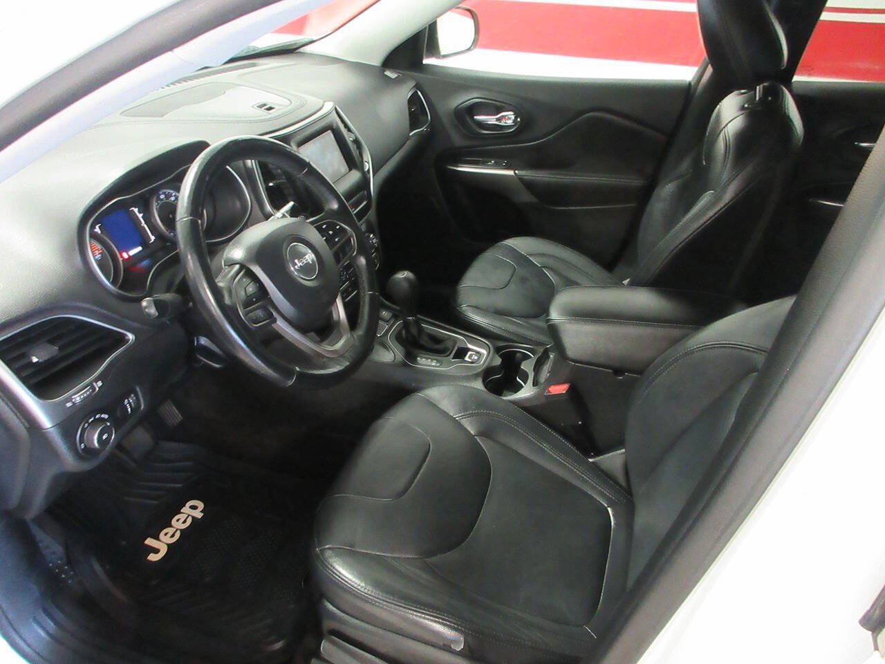 Used 2019 Jeep Cherokee Latitude w/ Cold Weather Group AWD/4WD image 7