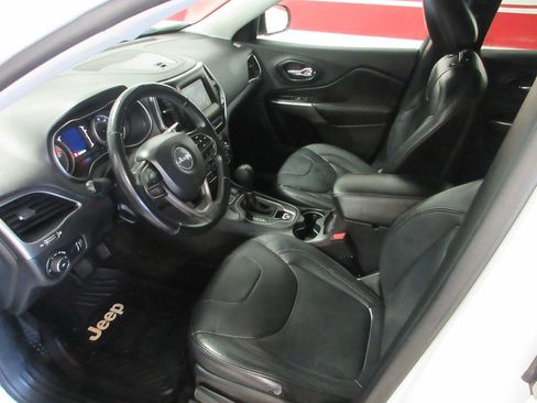 Used 2019 Jeep Cherokee Latitude w/ Cold Weather Group AWD/4WD image 7