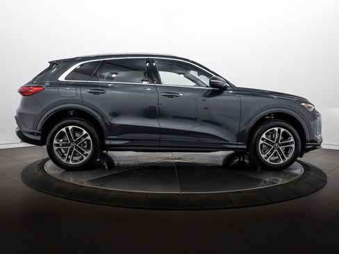 Certified 2025 Audi Q5 Premium w/ Convenience Package image 3