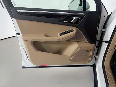 Certified 2025 Porsche Macan image 6