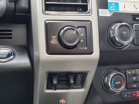 Used 2019 Ford F250 Lariat w/ Lariat Ultimate Package AWD/4WD image 26