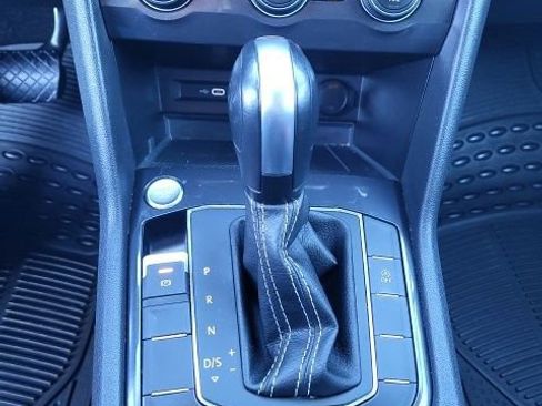 Used 2021 Volkswagen Tiguan SE image 8