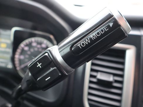 Used 2018 Nissan Titan SV w/ SV Convenience Package image 33