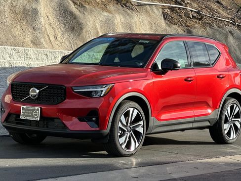 Used 2025 Volvo XC40 B5 Plus image 9