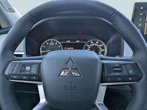New 2025 Mitsubishi Outlander SE image 31
