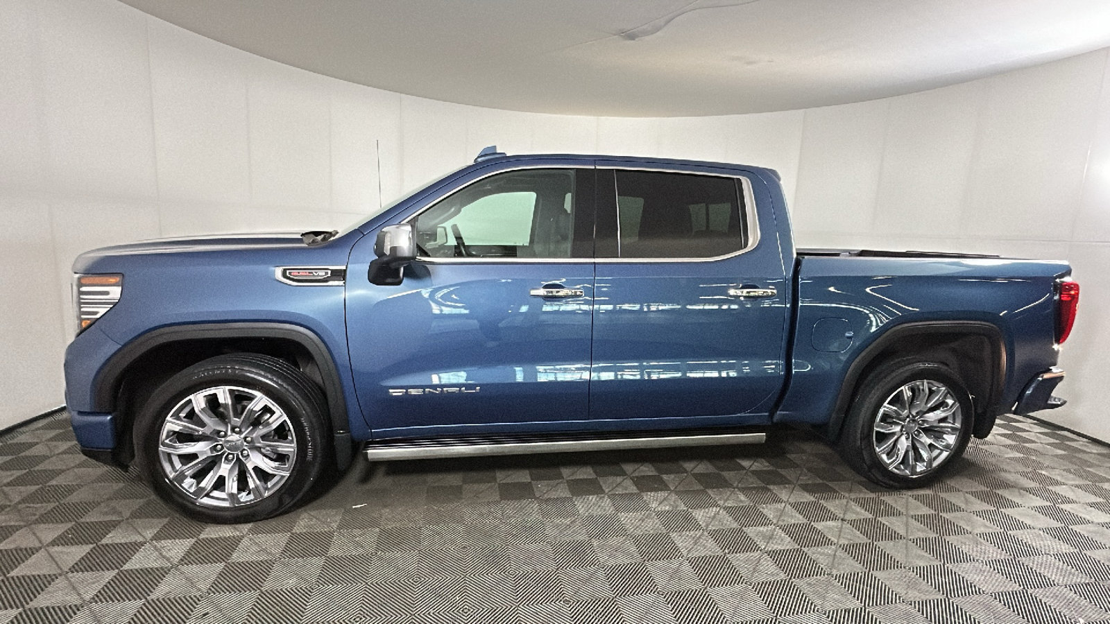 Used 2024 GMC Sierra 1500 Denali AWD/4WD image 7
