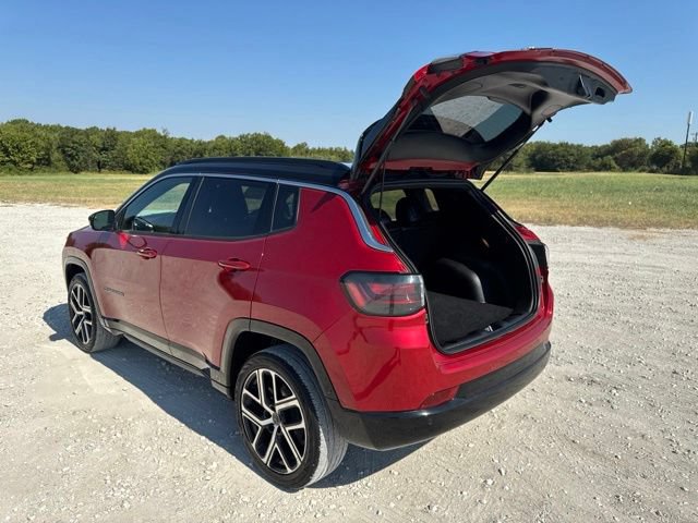 Used 2025 Jeep Compass Limited w/ Elite Group AWD/4WD image 4
