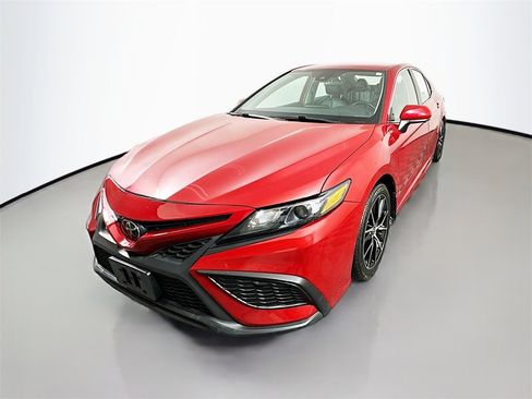 Used 2021 Toyota Camry SE image 3