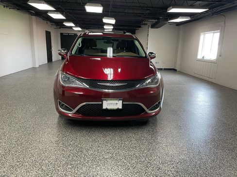 Used 2017 Chrysler Pacifica Limited FWD image 11