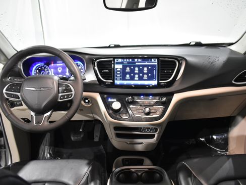 Used 2023 Chrysler Pacifica Touring-L FWD image 29