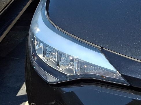 Used 2022 Toyota C-HR XLE FWD image 3