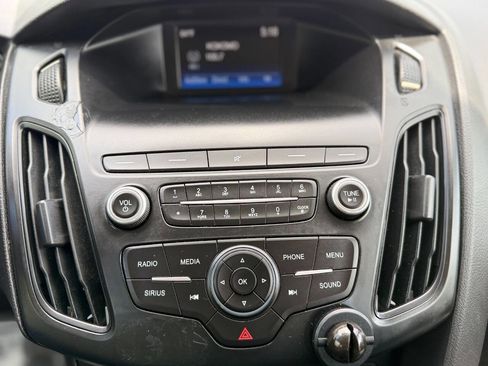 Used 2018 Ford Focus SE FWD image 16