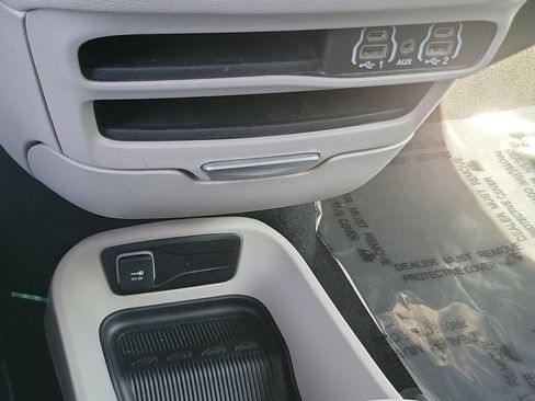 Used 2024 Chrysler Pacifica Select image 13