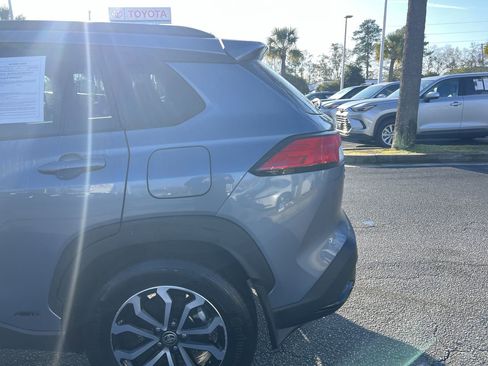 Used 2024 Toyota Corolla Cross SE image 8