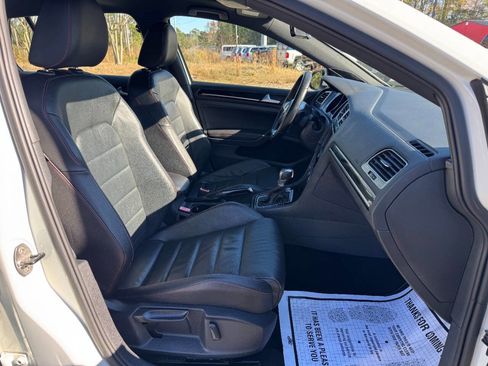 Used 2017 Volkswagen GTI SE image 17
