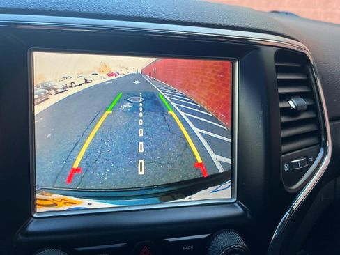 Used 2017 Jeep Grand Cherokee Altitude image 23