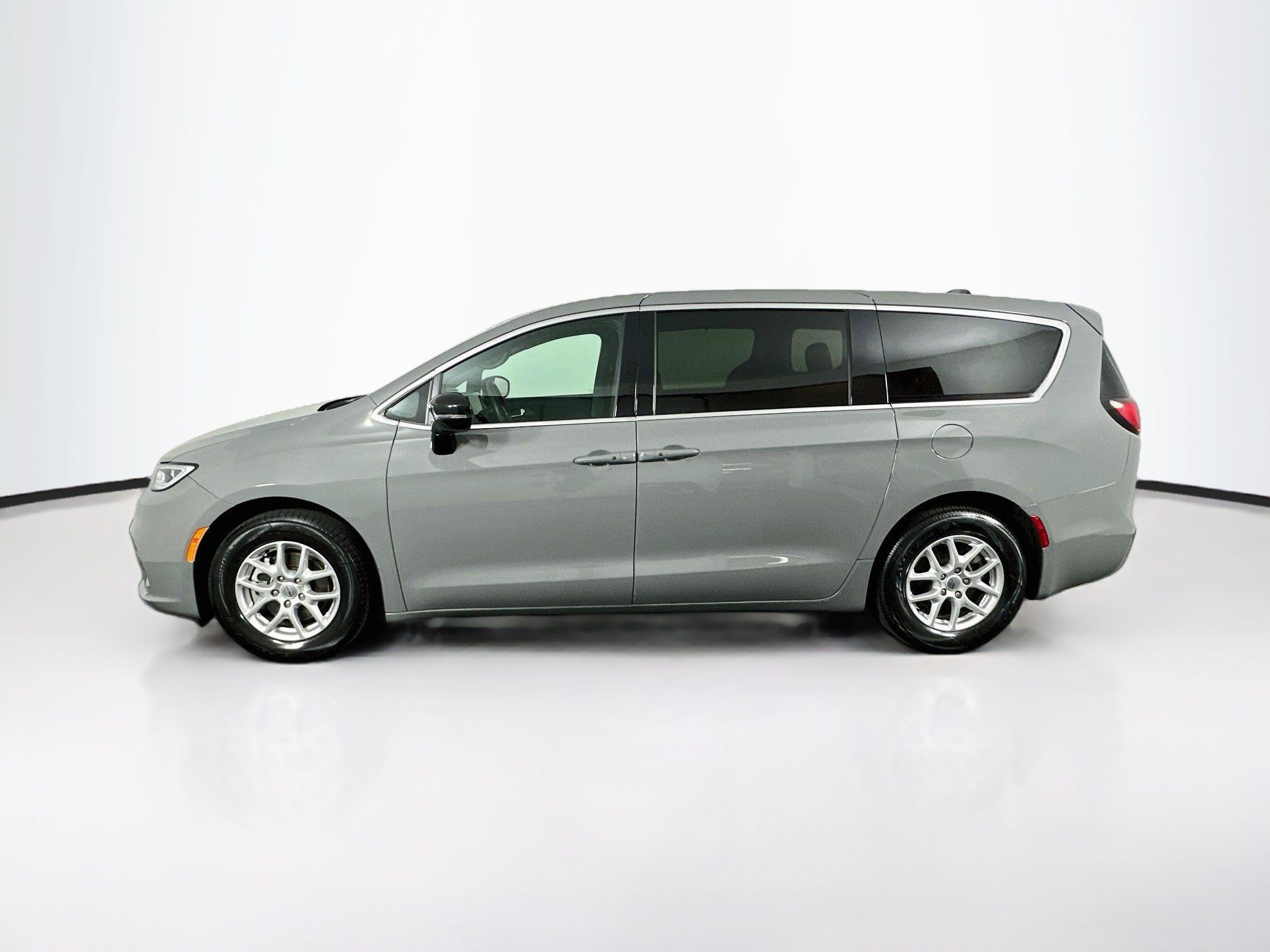 Used 2025 Chrysler Pacifica Select FWD image 4