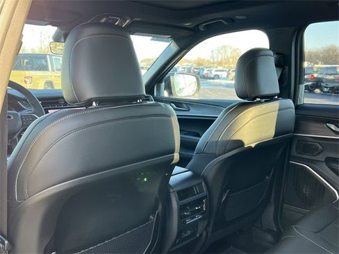 New 2025 Jeep Grand Cherokee Limited w/ Black Appearance Package image 38