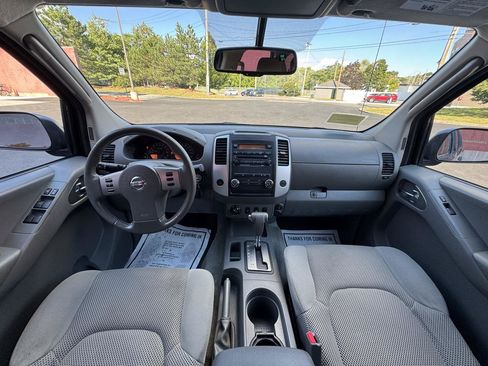 Used 2011 Nissan Frontier SV w/ SV Premium Utility Pkg AWD/4WD image 8