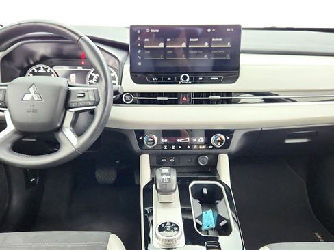 Used 2025 Mitsubishi Outlander SE AWD/4WD image 27
